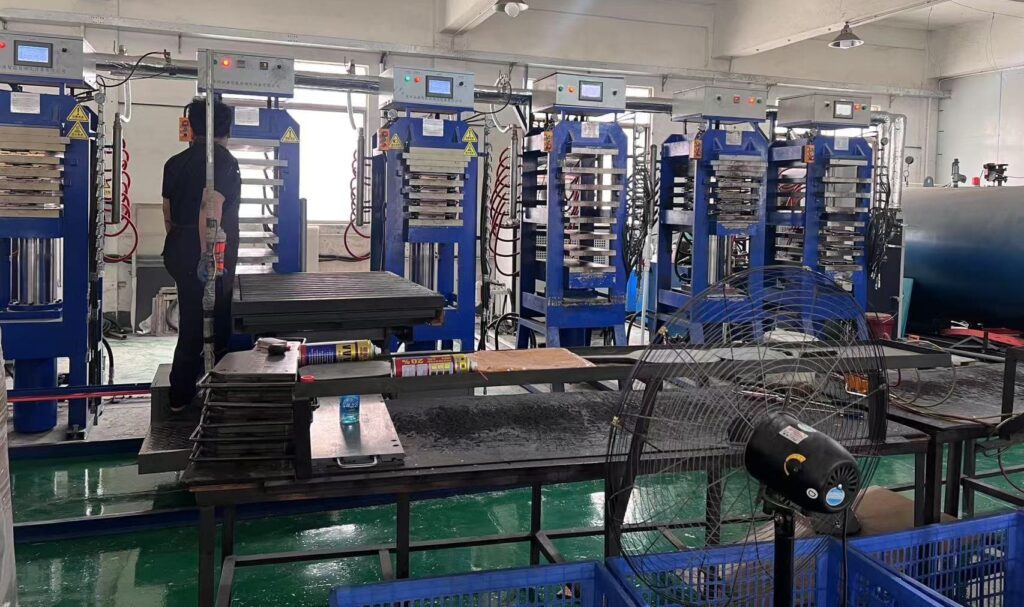High-temperature thermoforming press machine for integrated pickleball paddle construction, used for professional thermoformed paddle manufacturin
